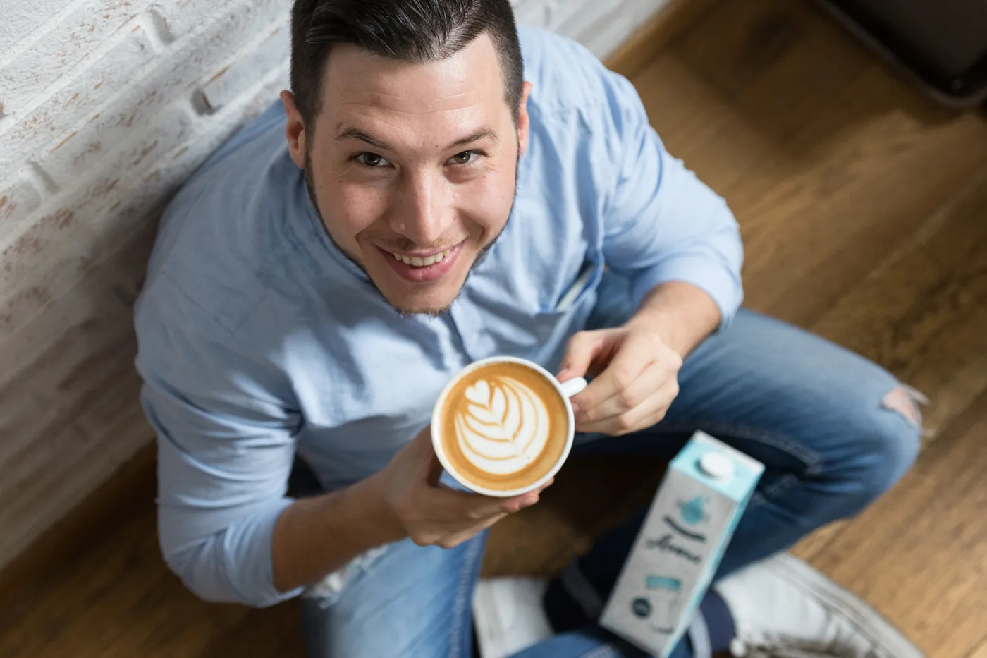 Cappuccino con latte art visto dall'alto