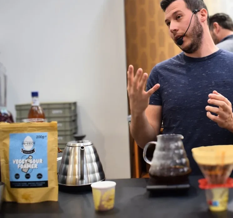 Matteo Beluffi durante una dimostrazione di estrazione a filtro, con kettle e V60 sul banco