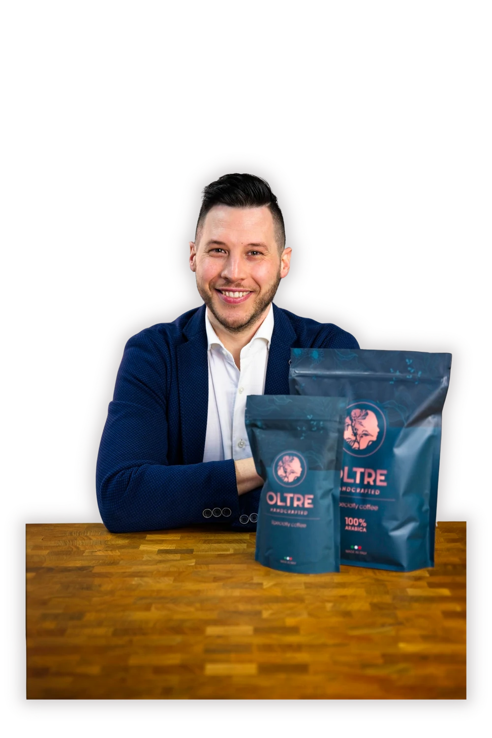 Matteo Beluffi con una confezione di caffè Oltre Specialty Coffee