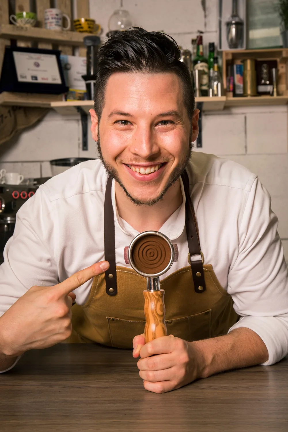 Matteo Beluffi con il portafiltro dietro il banco