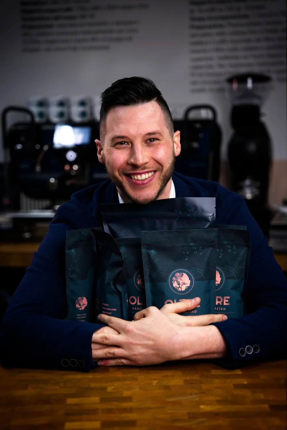 Ritratto di Matteo Beluffi in giacca di jeans