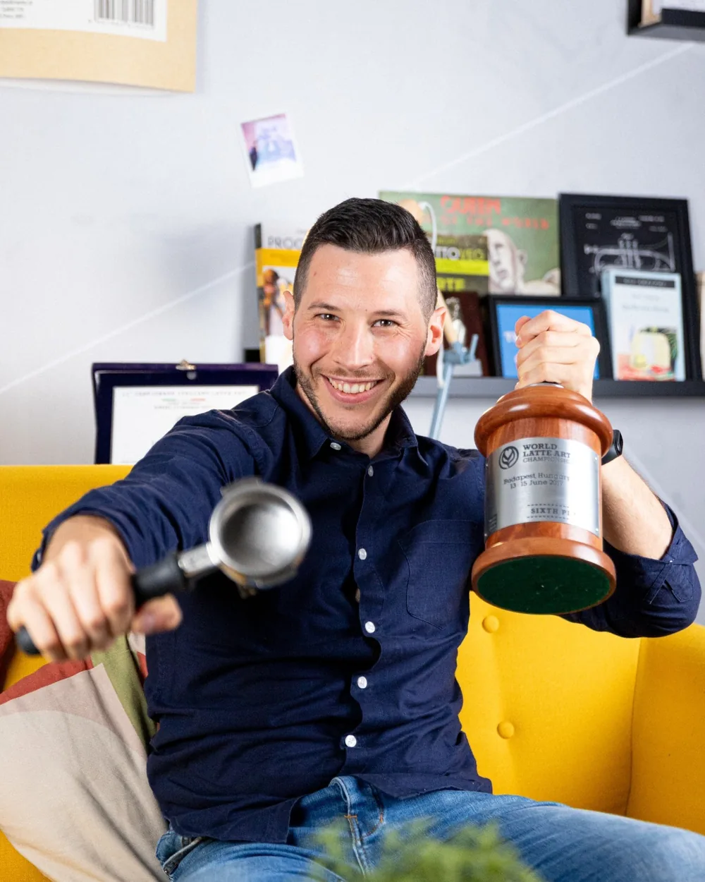 Matteo Beluffi con il trofeo del sesto posto al World Latte Art Championship di Budapest