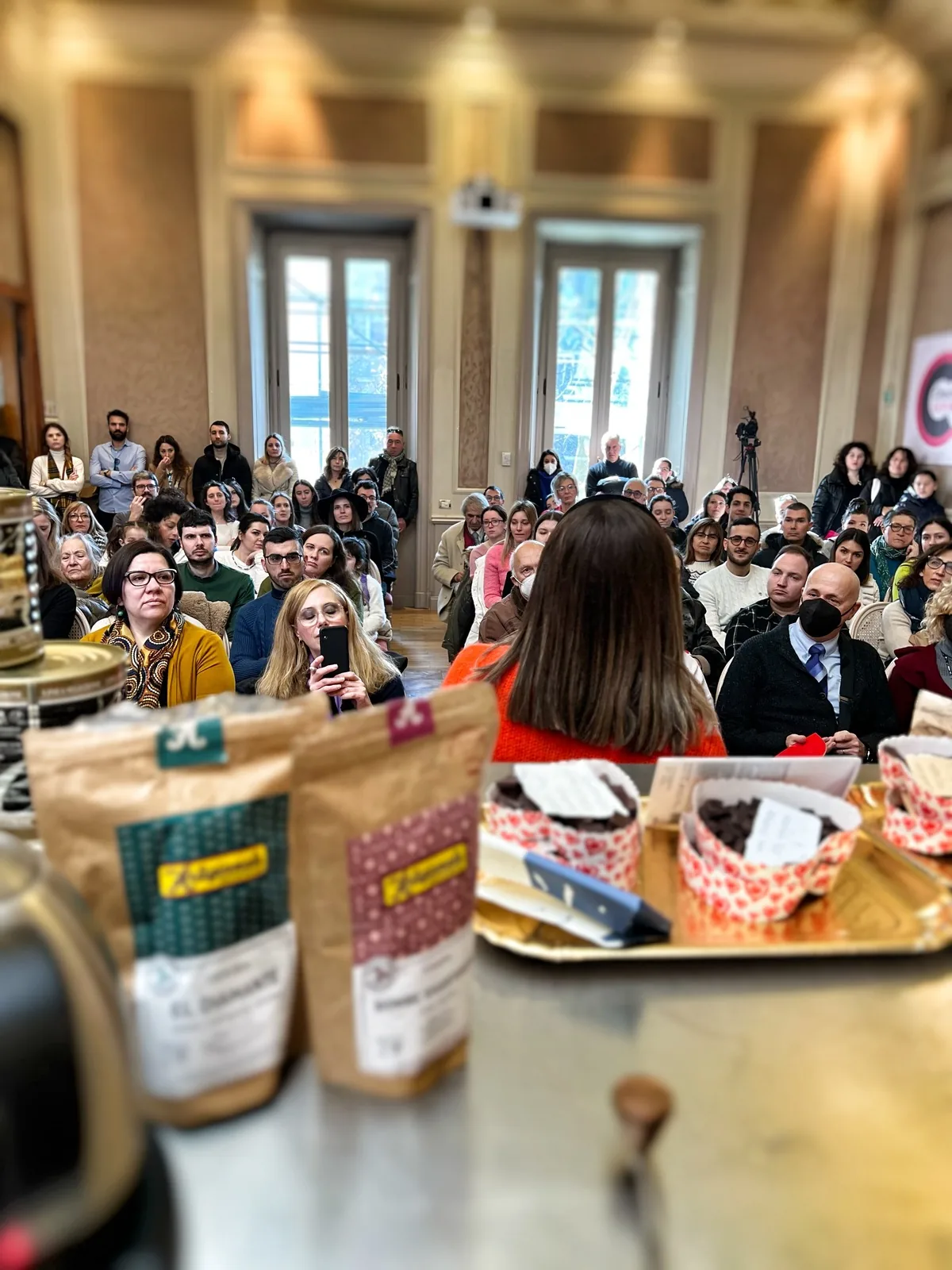 Aula durante un corso di caffetteria, partecipanti alle postazioni
