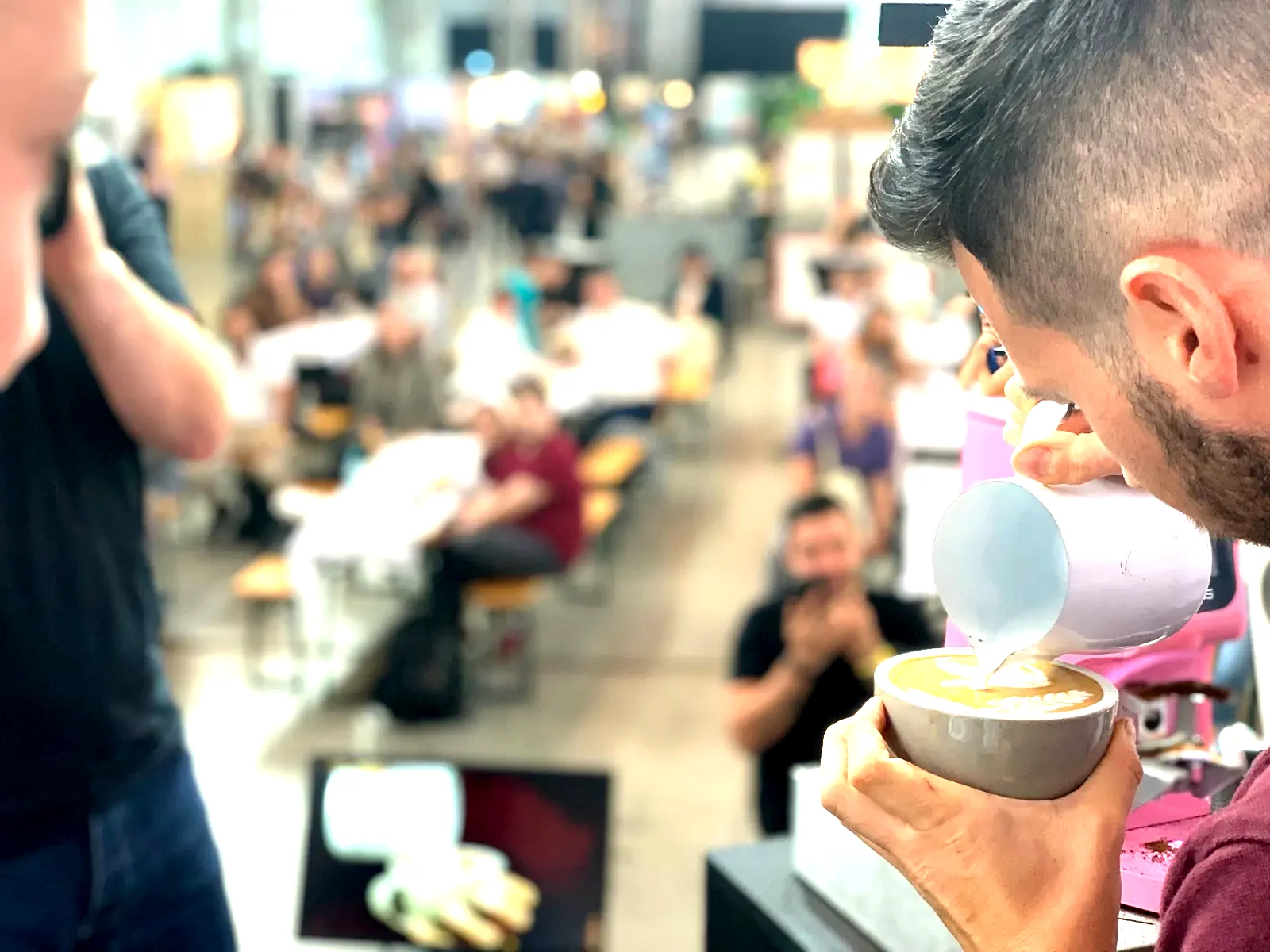 Matteo Beluffi versa una rosetta davanti al pubblico mentre una telecamera riprende la tazza